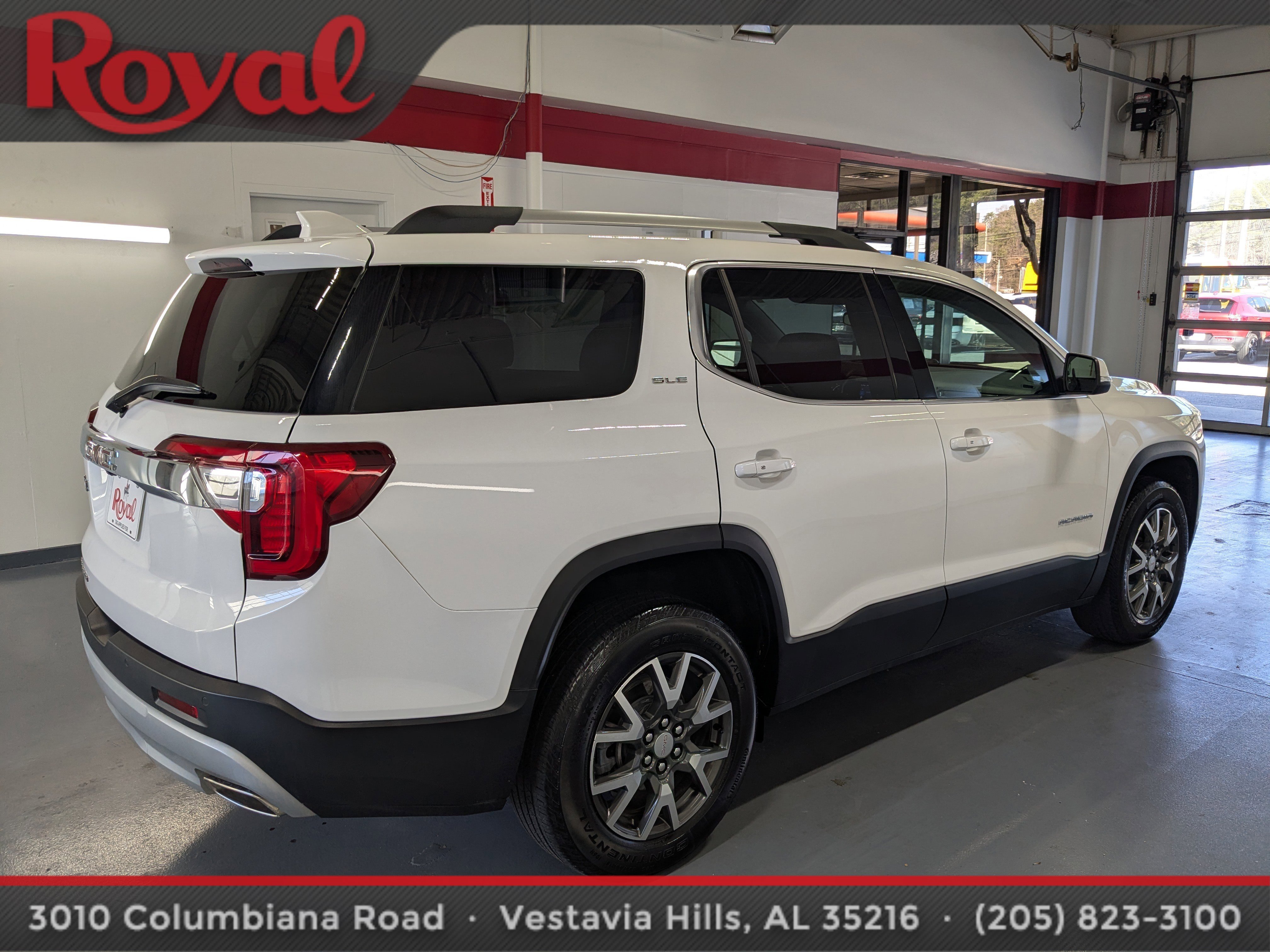 Used 2021 GMC Acadia SLE w/ Driver Convenience Package image 4