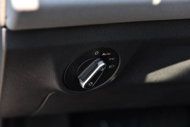 Used 2025 Volkswagen Jetta SE w/ Sunroof Package FWD image 11