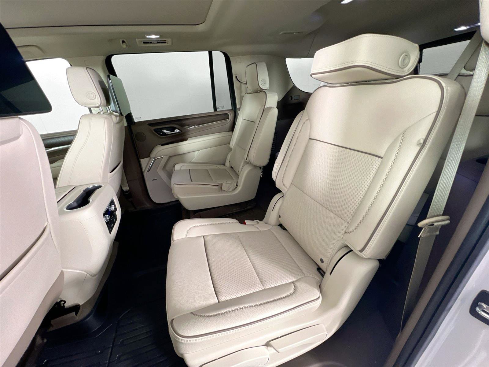 Used 2024 GMC Yukon XL Denali AWD/4WD image 25