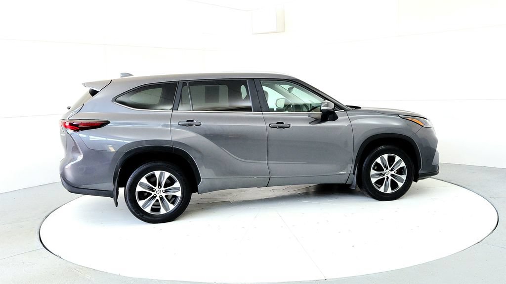 Used 2024 Toyota Highlander XLE AWD/4WD image 6