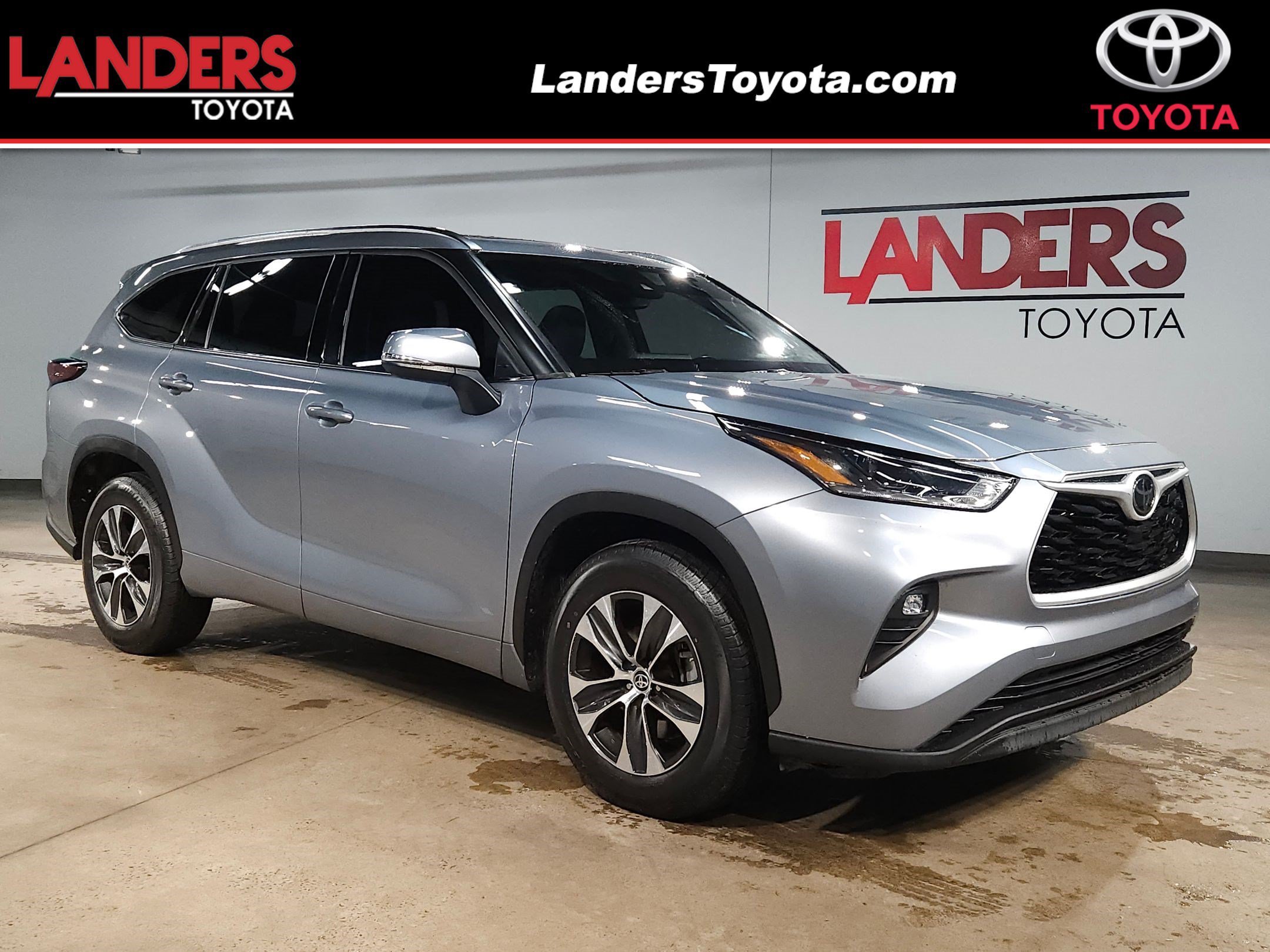 Used 2021 Toyota Highlander XLE FWD video 1