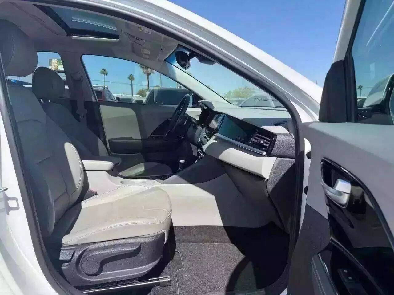 Used 2022 Kia Niro EX Premium image 27