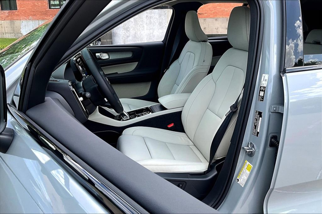 New 2026 Volvo XC40 B4 Plus w/ Protection Package Premier FWD image 25
