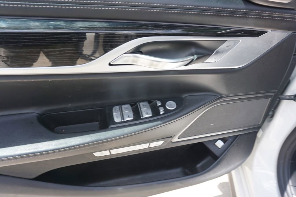Used 2018 BMW 750i w/ Executive Package RWD image 3