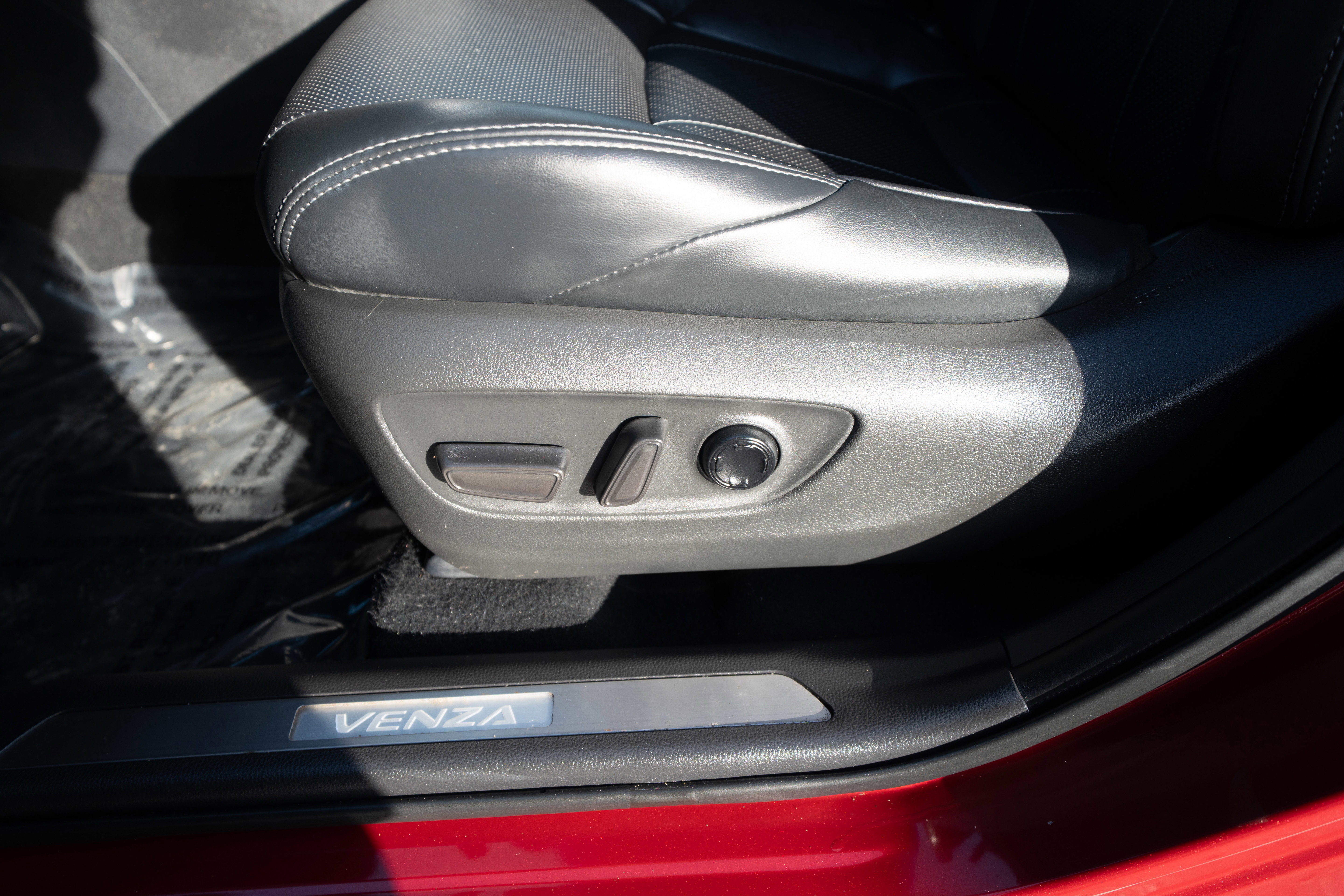 Used 2021 Toyota Venza Limited w/ Advanced Technology Package image 12