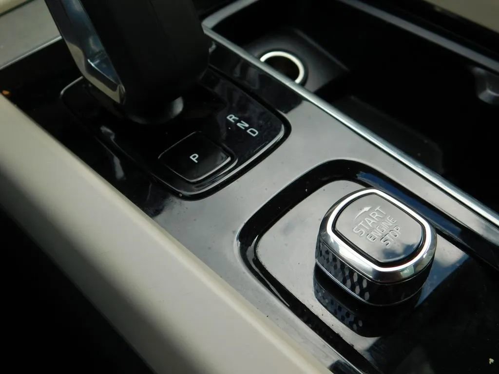 Used 2024 Volvo XC60 B5 Plus image 22