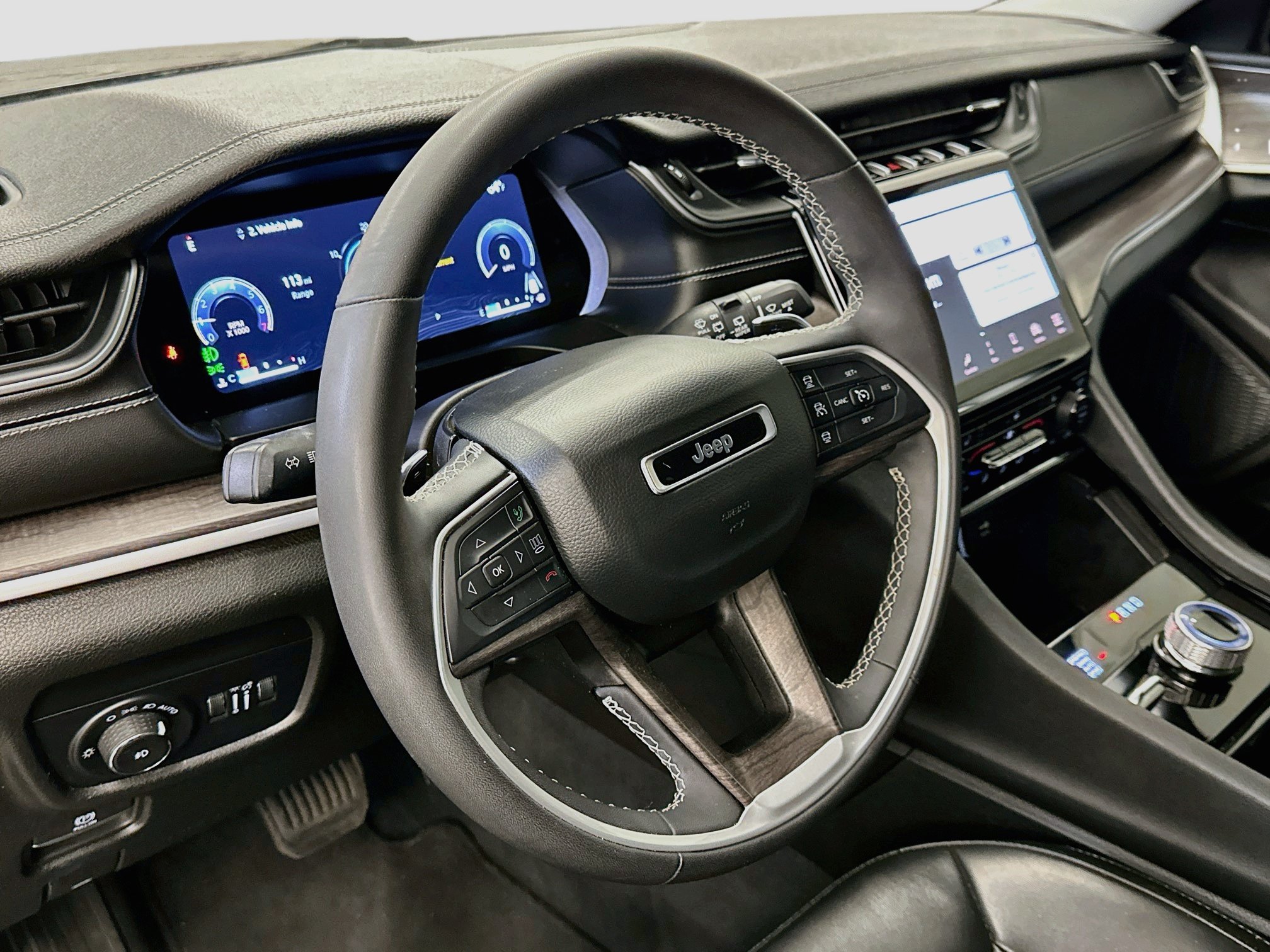 Used 2023 Jeep Grand Cherokee Limited AWD/4WD image 18