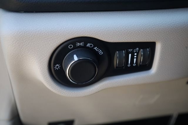 Used 2023 Chrysler Voyager LX image 10