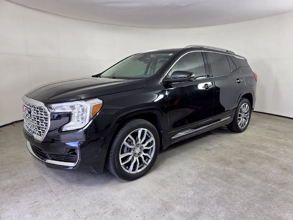 Used 2024 GMC Terrain Denali w/ Denali Premium Package AWD/4WD image 8