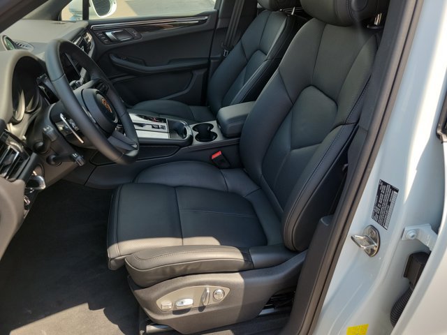 Certified 2026 Porsche Macan AWD/4WD image 4