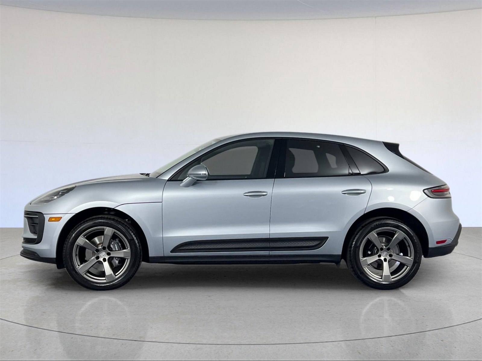 Used 2025 Porsche Macan image 2