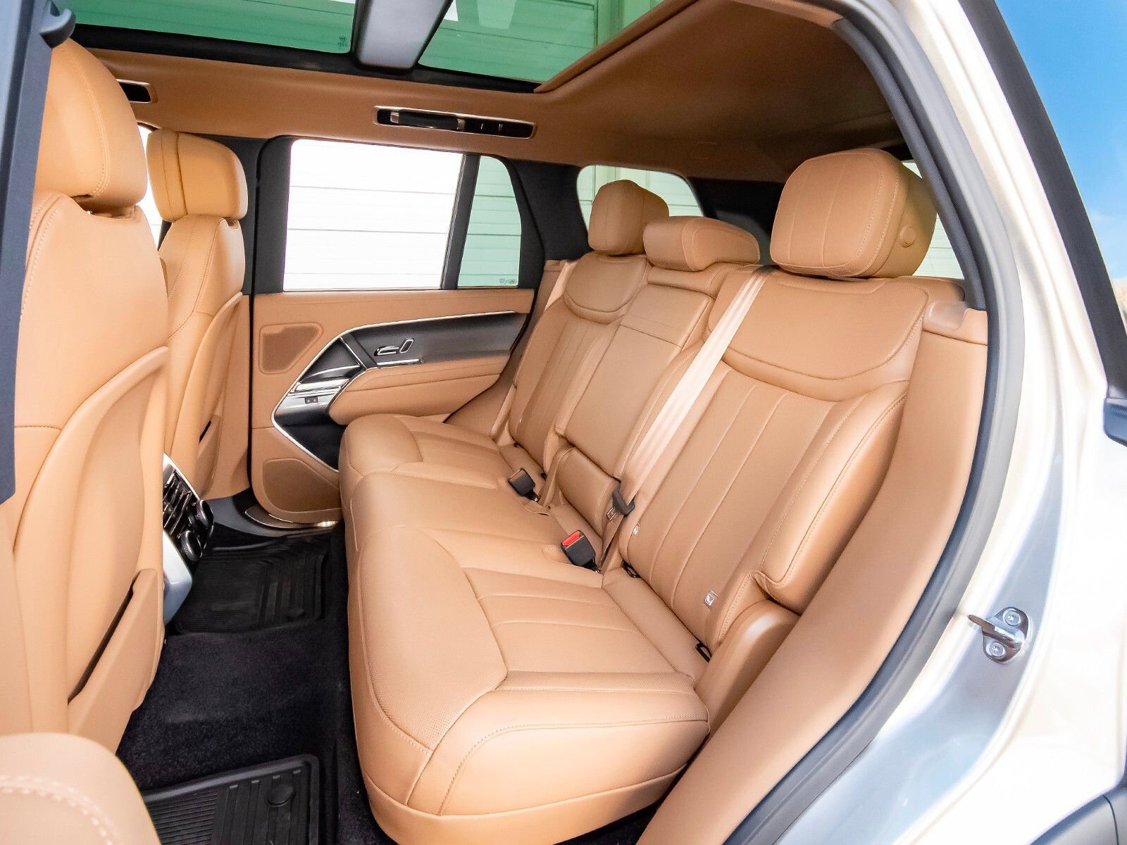 New 2025 Land Rover Range Rover SE image 44