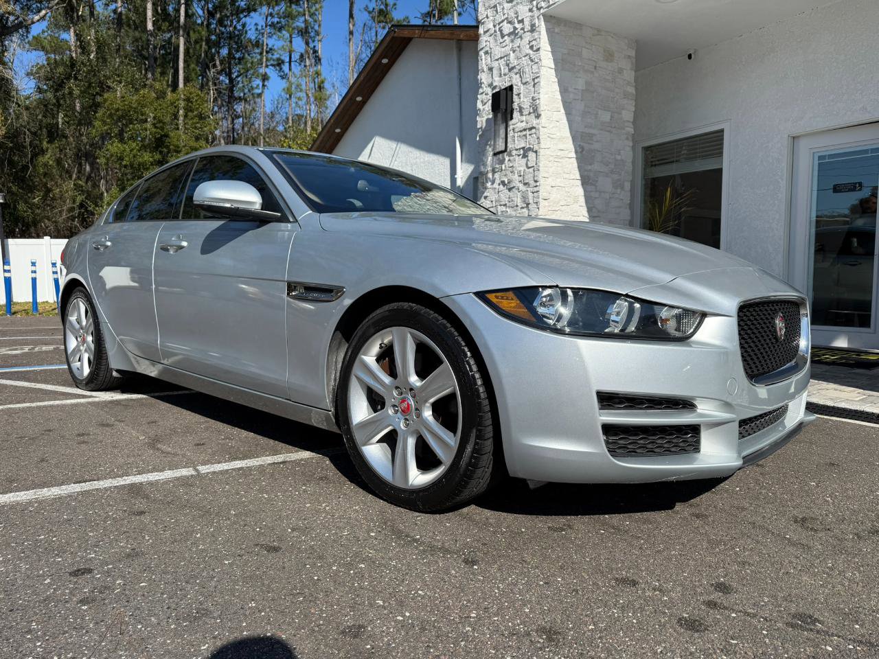 Used 2017 Jaguar XE Premium image 15