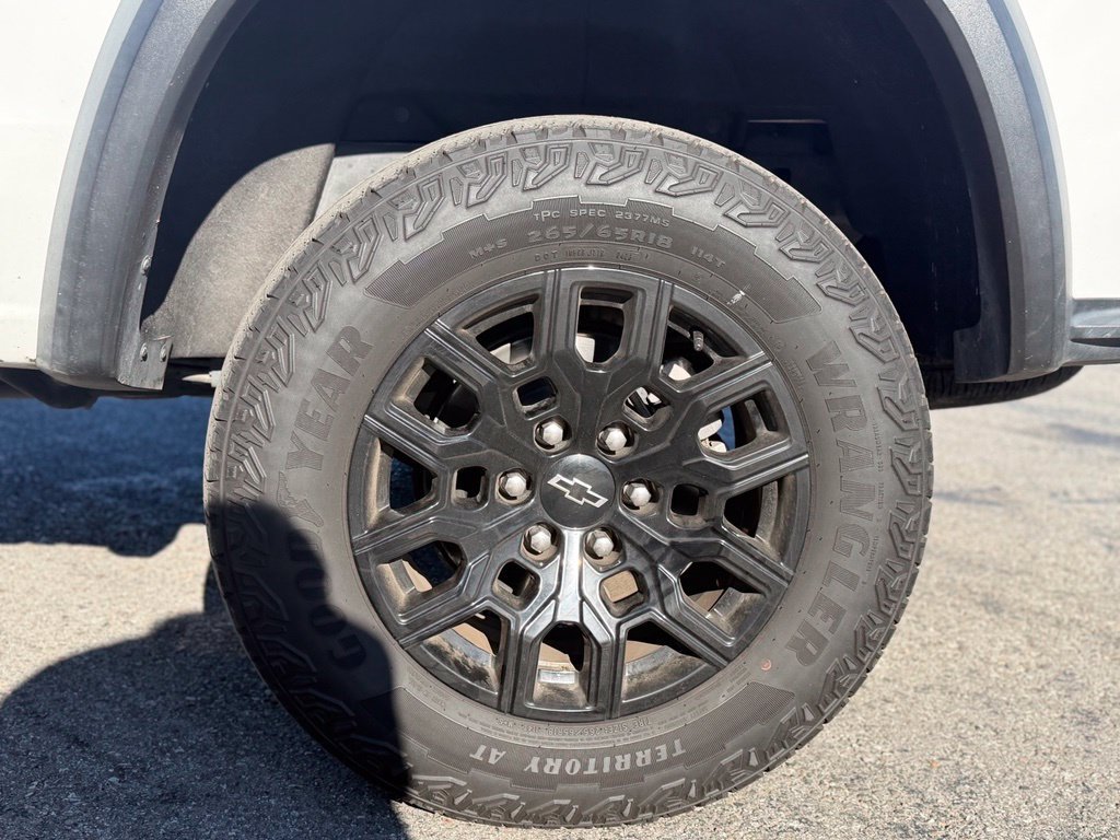 Used 2023 Chevrolet Colorado Trail Boss w/ Technology Package AWD/4WD image 2