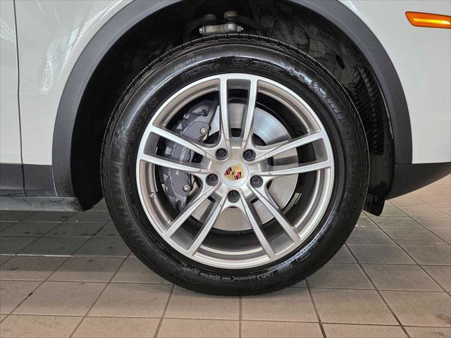 Used 2023 Porsche Cayenne AWD/4WD image 11
