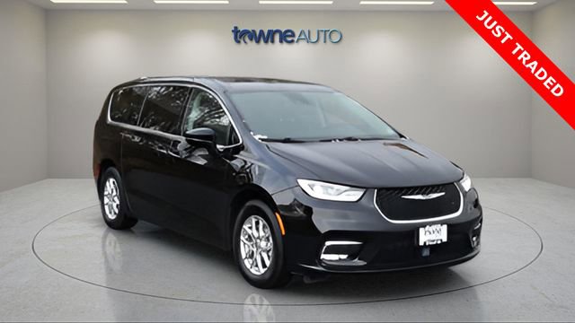Used 2024 Chrysler Pacifica Touring-L image 9