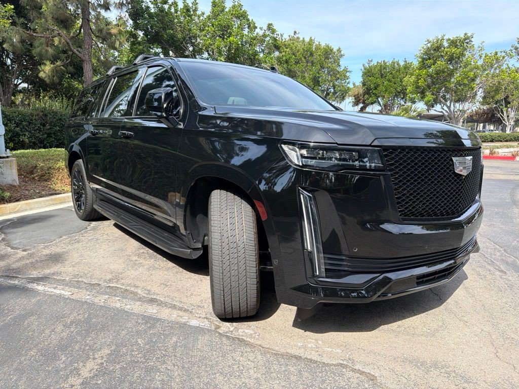 Certified 2024 Cadillac Escalade ESV Sport Platinum w/ LPO, ONYX Package AWD/4WD image 3