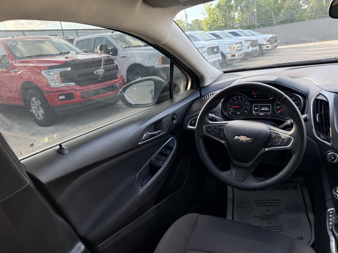 Used 2018 Chevrolet Cruze LT w/ Convenience Package FWD image 19