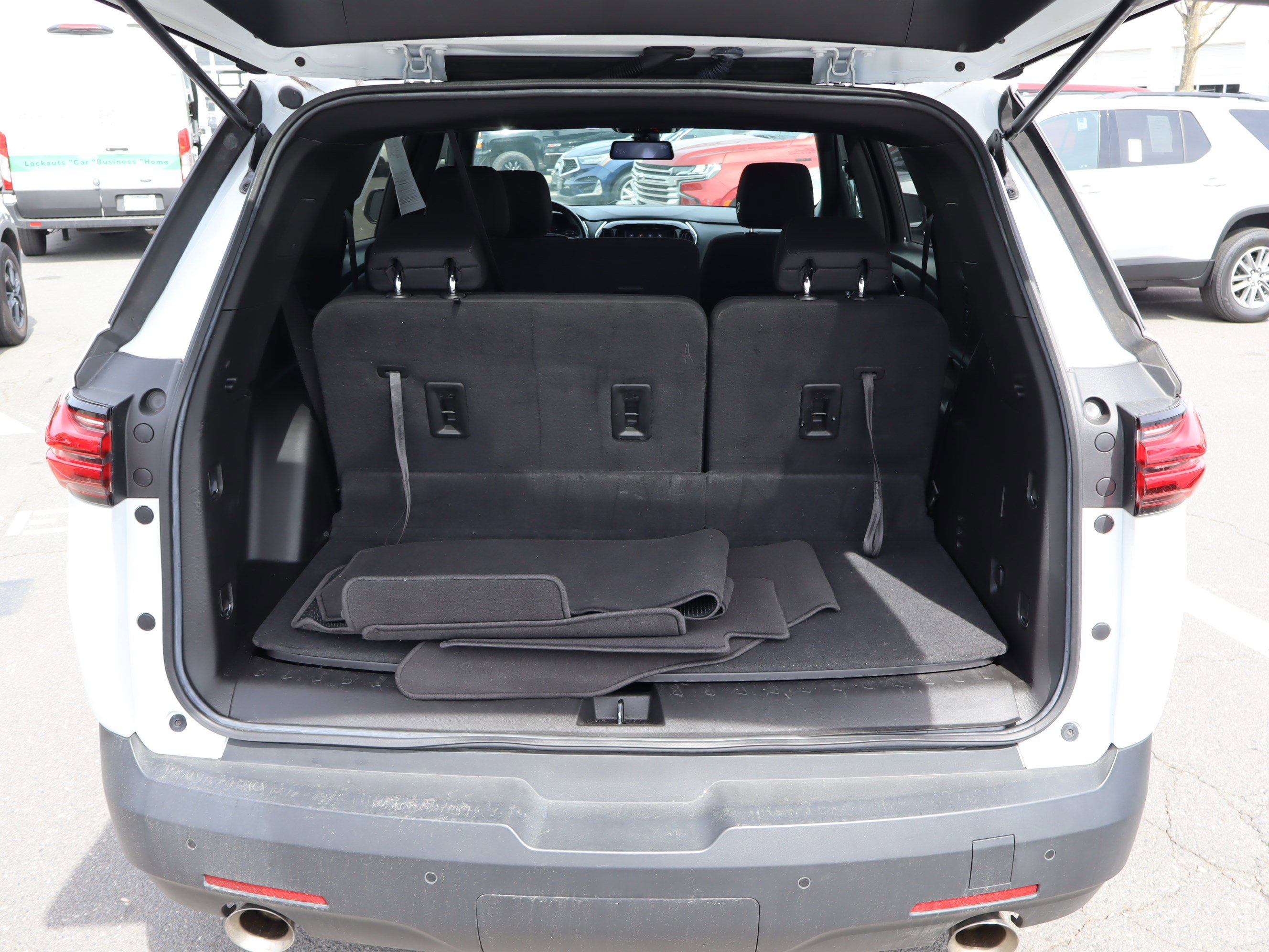 Used 2022 Chevrolet Traverse LT FWD image 36