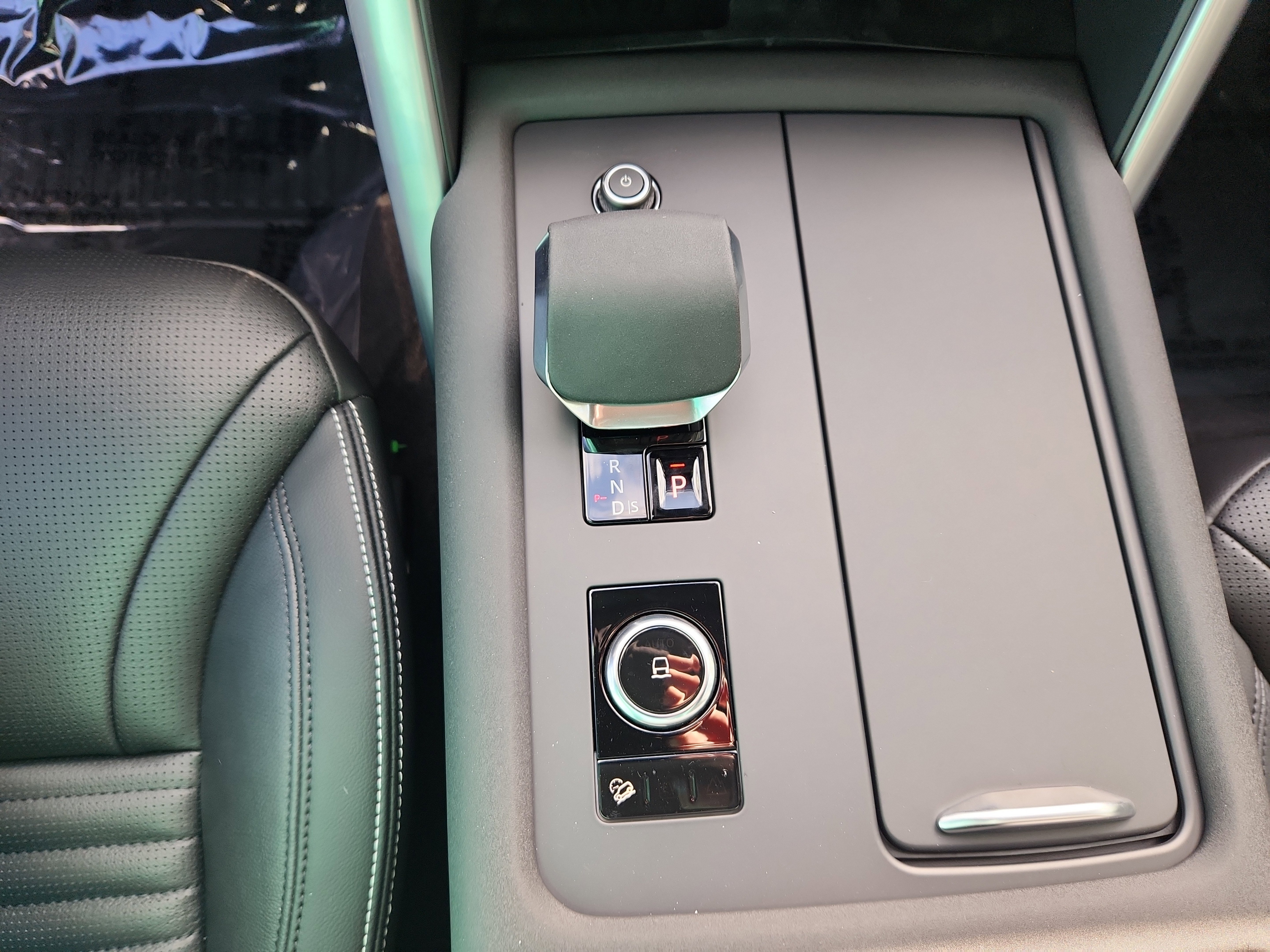 Certified 2025 Land Rover Discovery S image 16