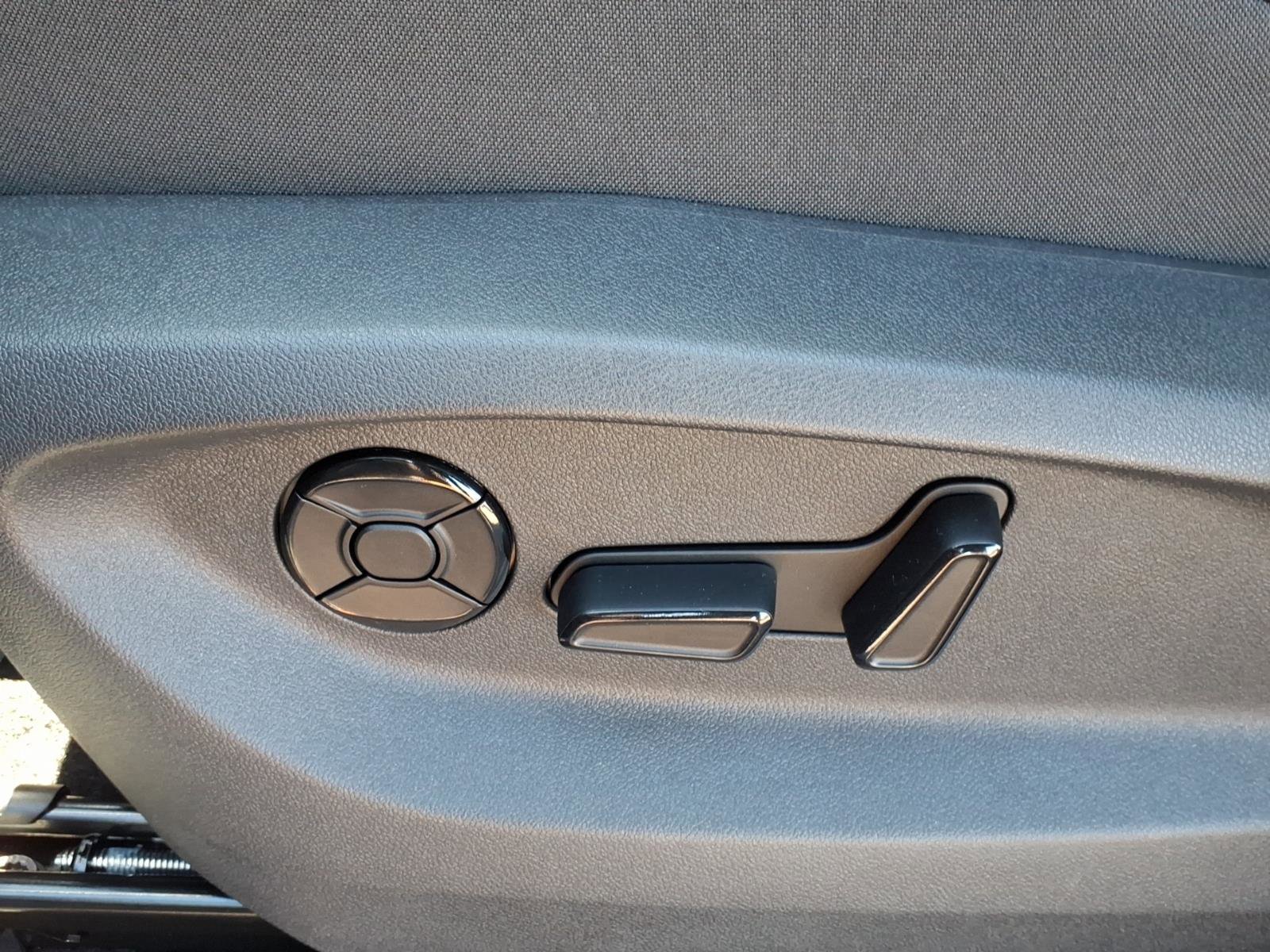 New 2026 Volkswagen Tiguan SE image 11