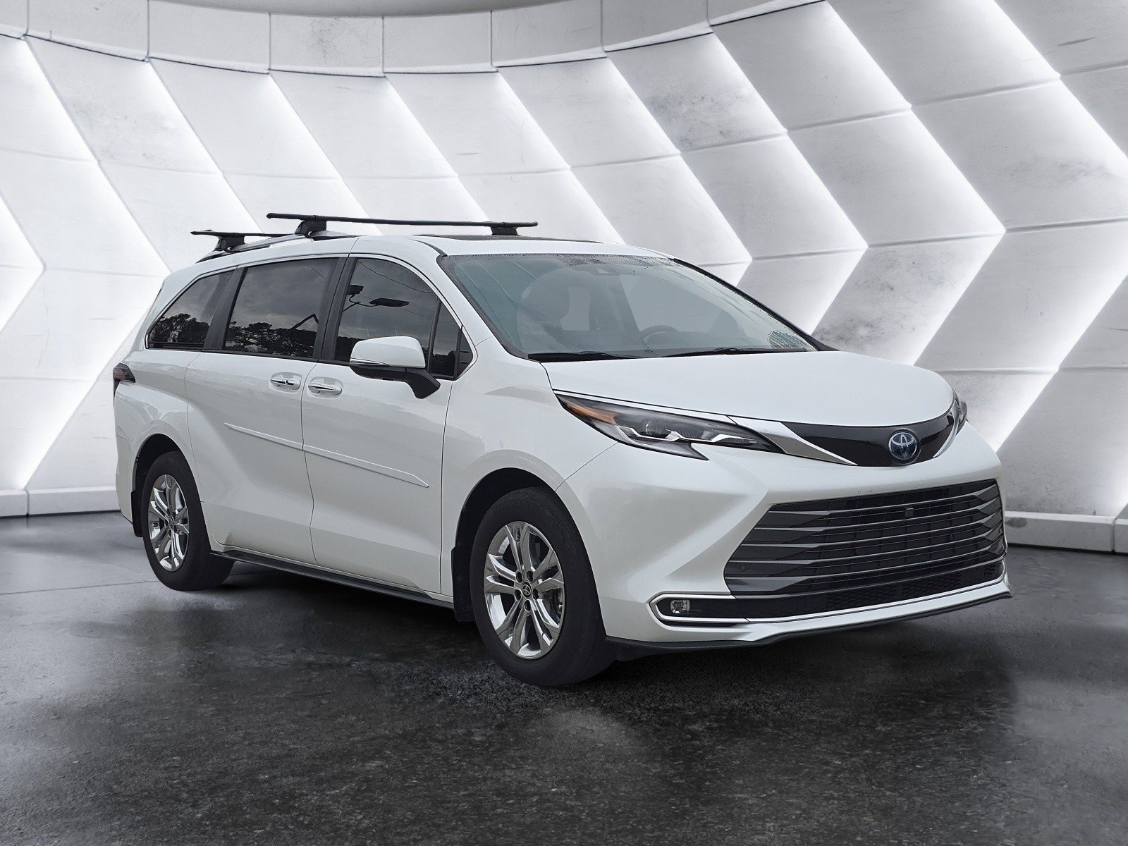 Used 2023 Toyota Sienna Platinum image 2