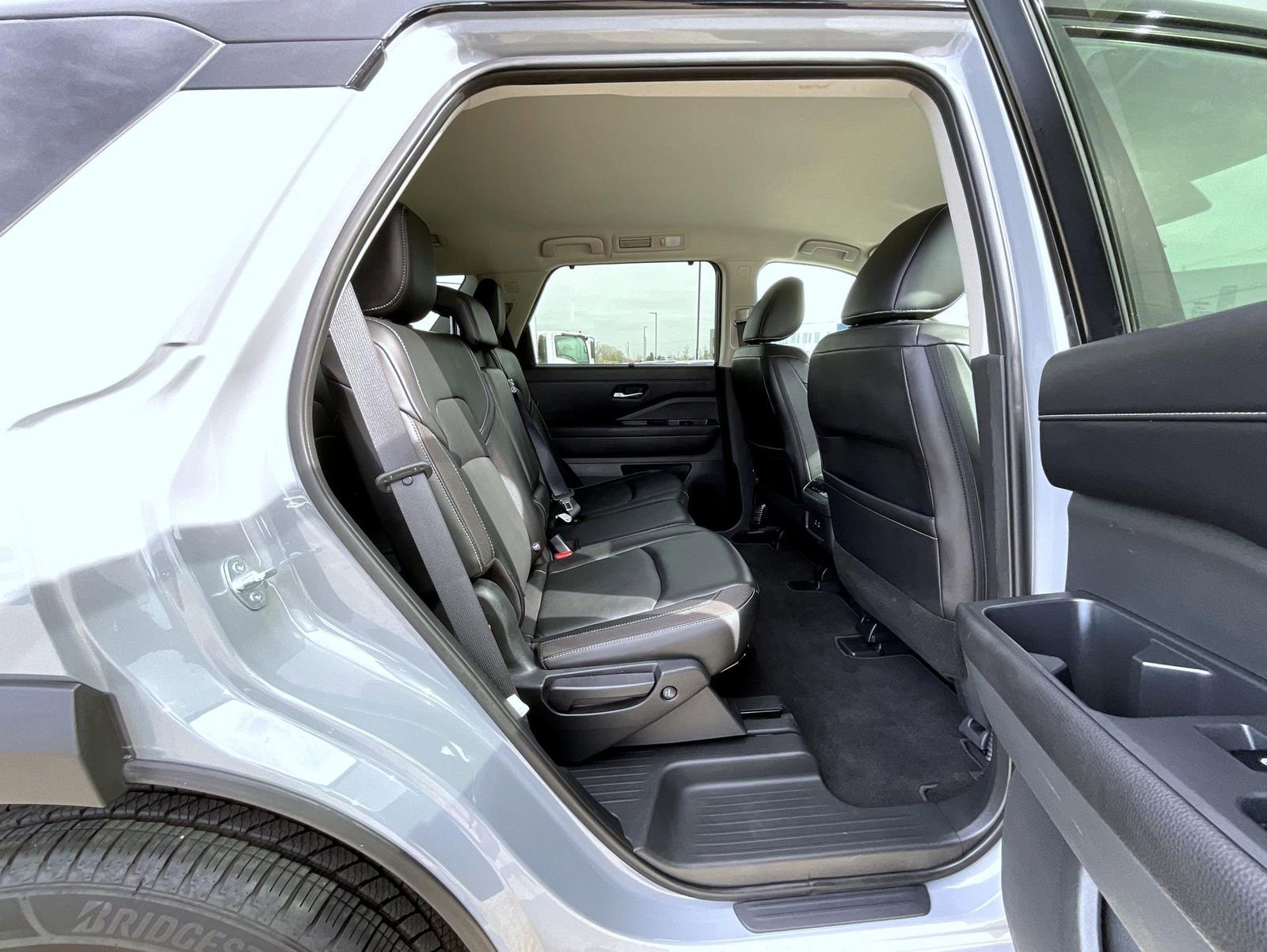 Used 2023 Nissan Pathfinder SL AWD/4WD image 19