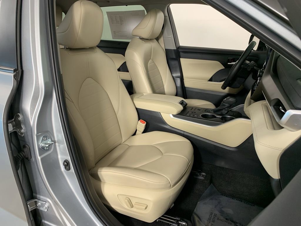 Used 2024 Toyota Highlander XLE AWD/4WD image 33