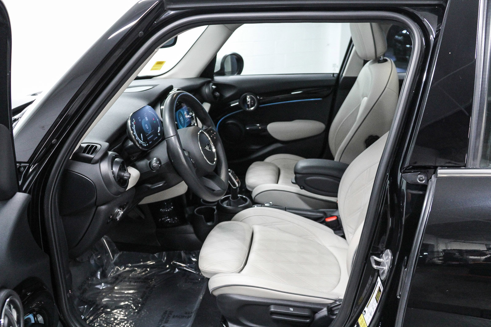 Certified 2023 MINI Cooper 4-Door Hardtop w/ Signature Upholstery Package FWD image 19