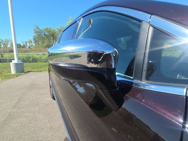 Used 2017 Chrysler Pacifica Limited w/ UConnect Theater Package FWD image 5