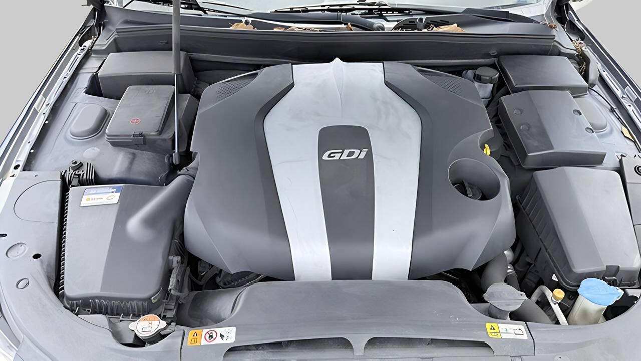 Used 2013 Hyundai Genesis 3.8 RWD image 3
