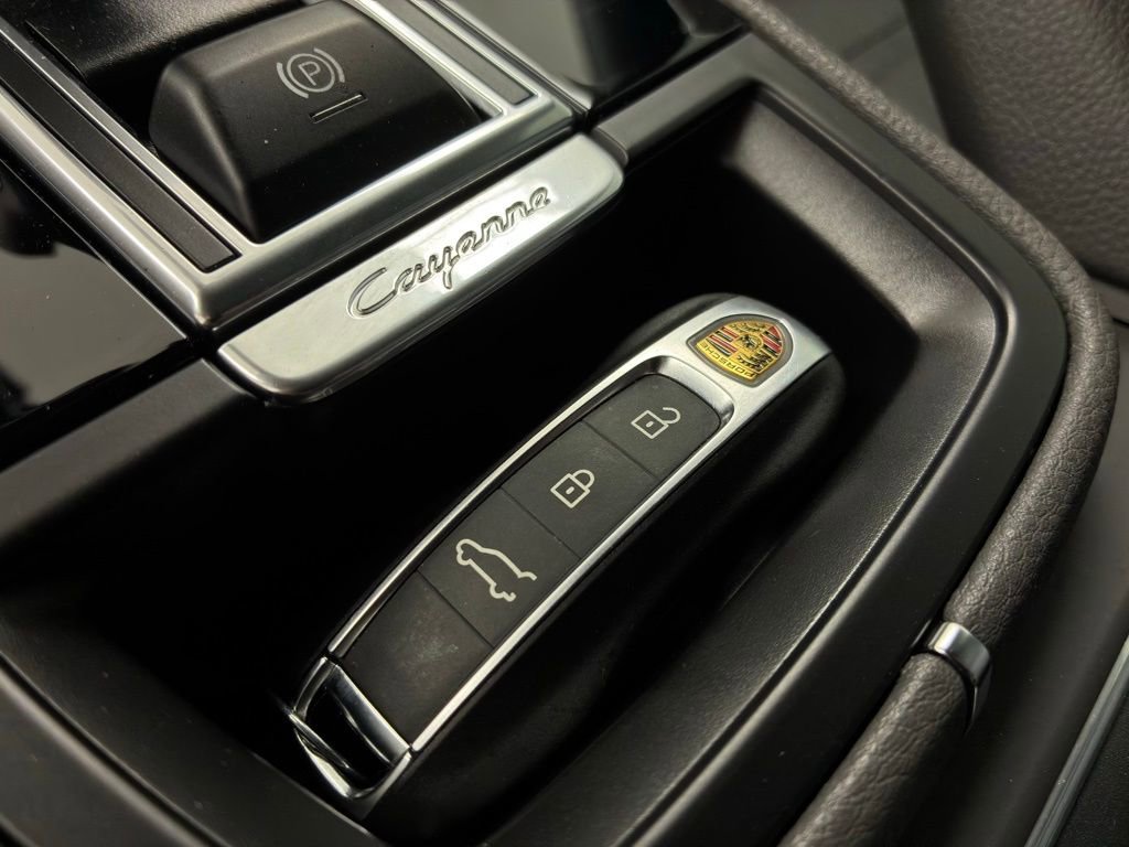Used 2022 Porsche Cayenne Platinum Edition image 68