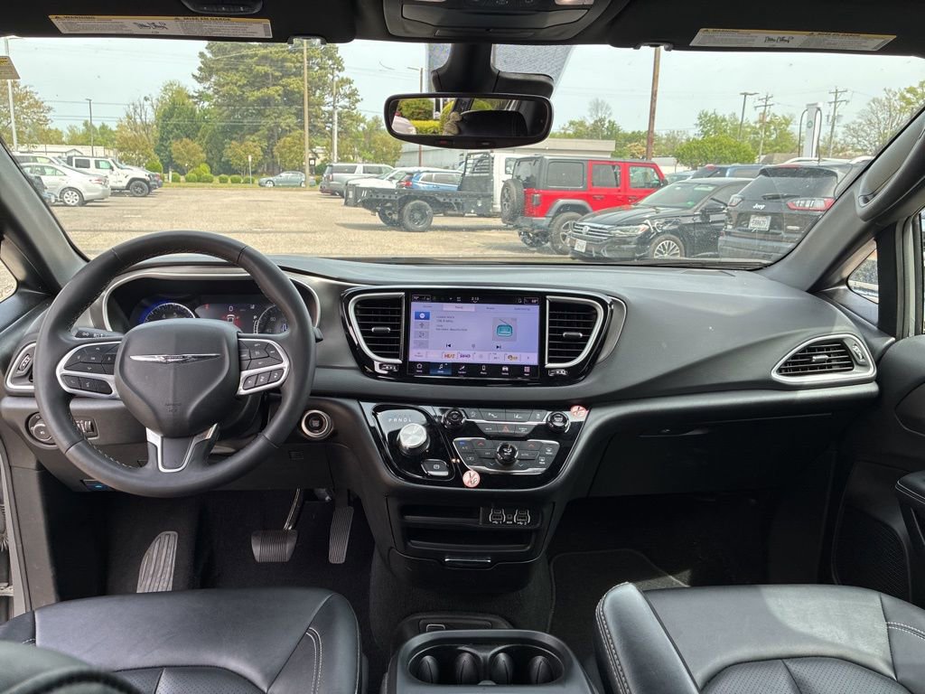 Used 2025 Chrysler Pacifica Select image 20