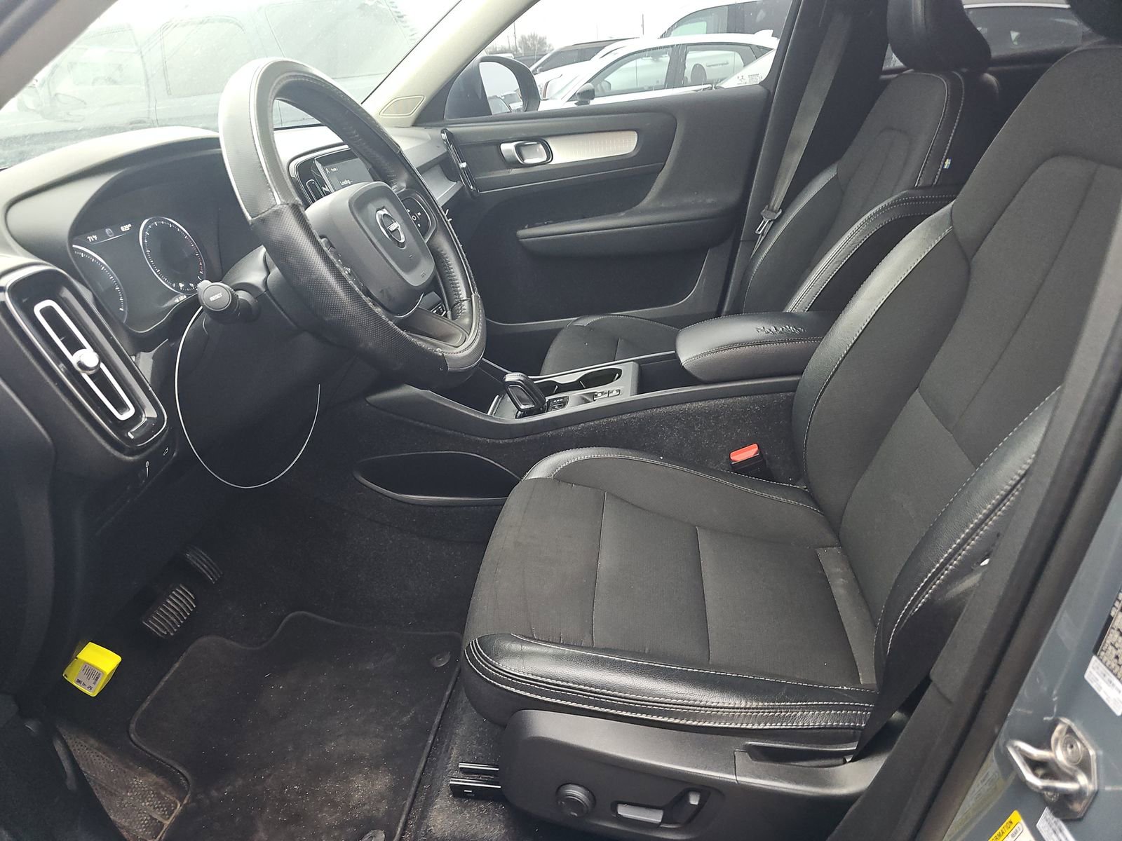 Used 2020 Volvo XC40 T5 Momentum image 11