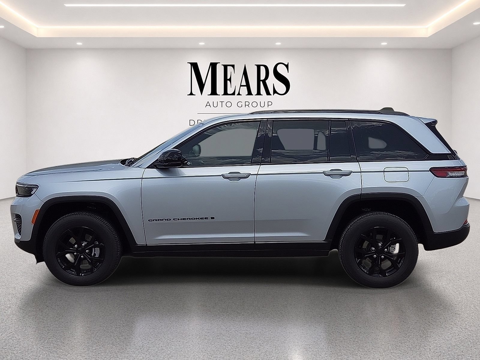 Used 2025 Jeep Grand Cherokee Altitude AWD/4WD image 2