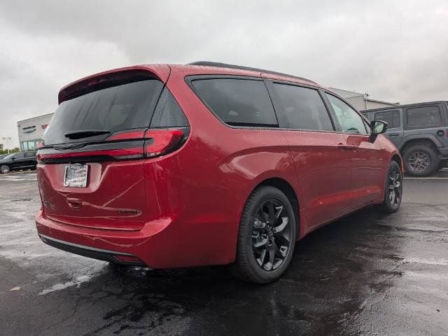 New 2026 Chrysler Pacifica Limited w/ S Appearance Package FWD image 11