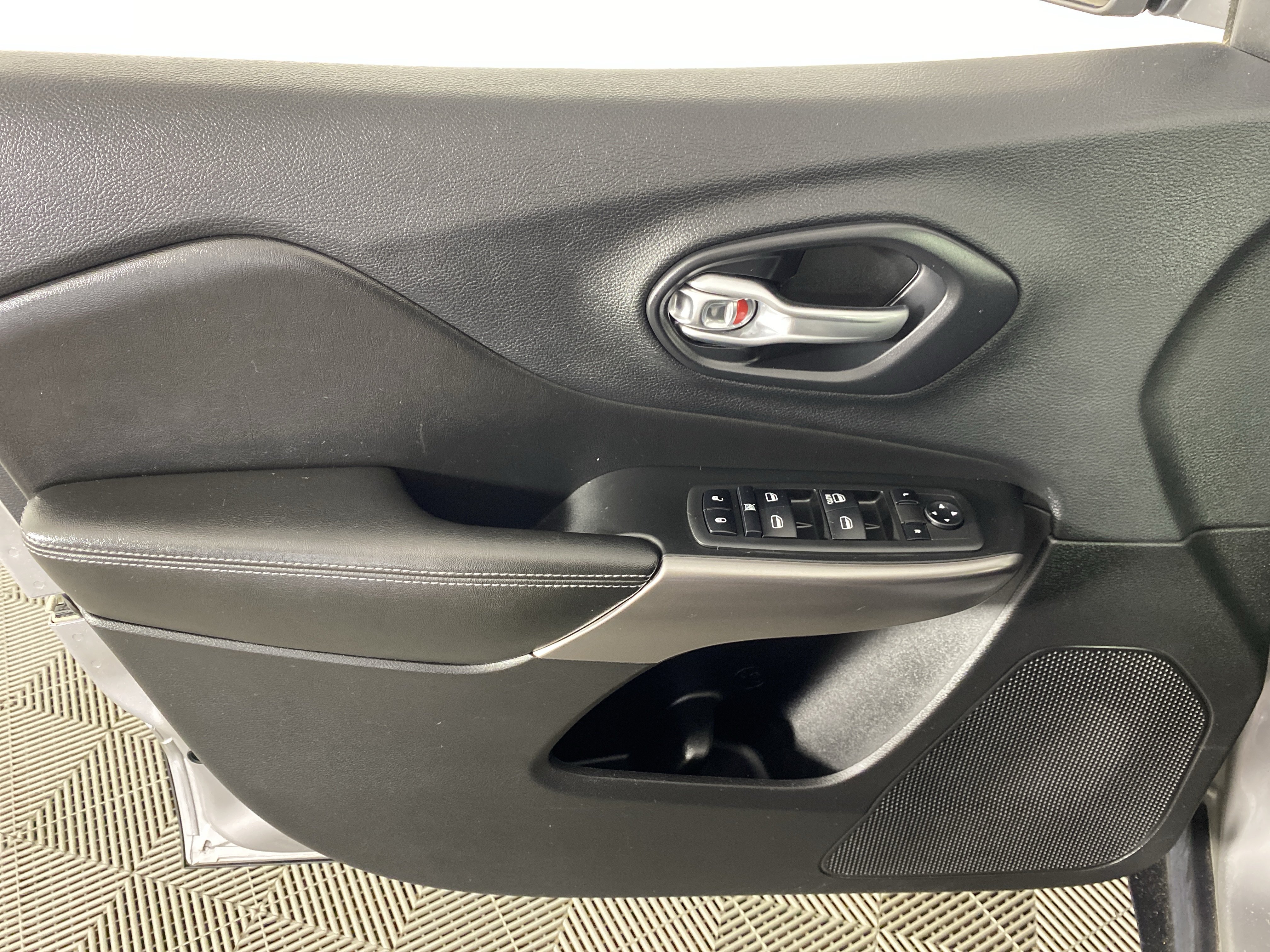 Used 2019 Jeep Cherokee Latitude w/ Popular Appearance Group AWD/4WD image 13