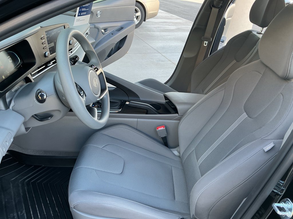 Certified 2025 Hyundai Elantra SE image 11
