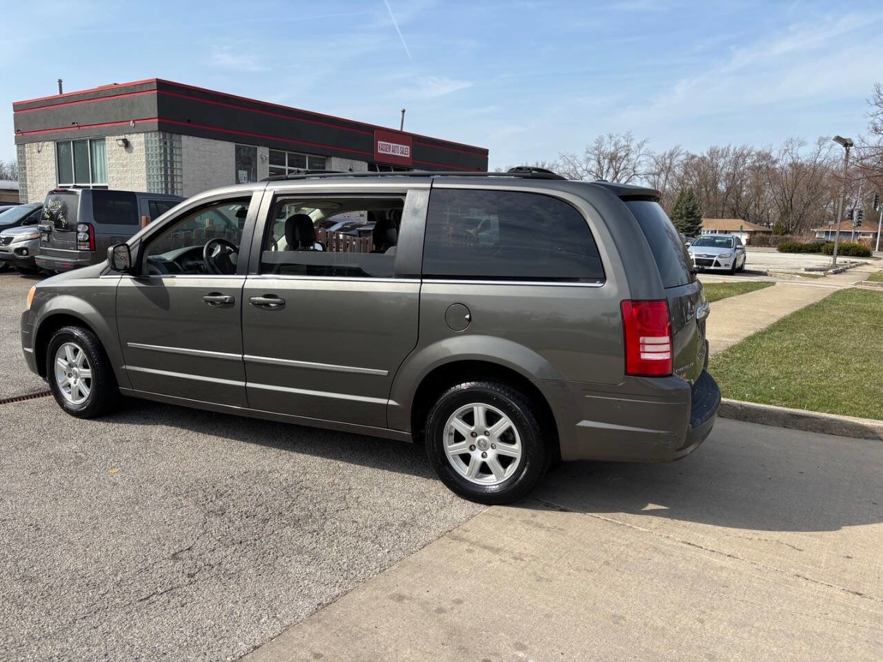 Used 2010 Chrysler Town & Country Touring image 3