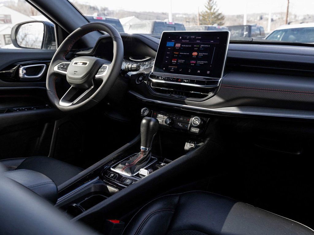 Used 2025 Jeep Compass Trailhawk image 31