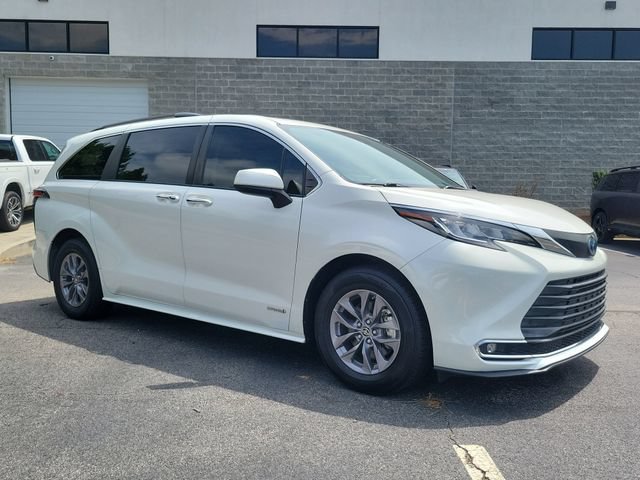 Used 2021 Toyota Sienna XLE FWD image 3