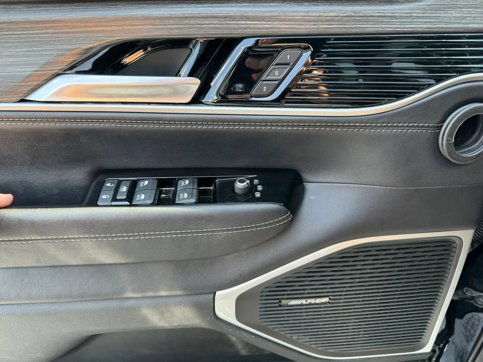 Used 2024 Jeep Wagoneer Series II AWD/4WD image 12