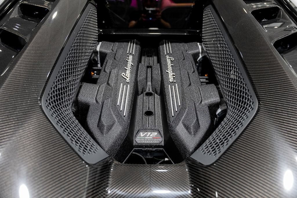 Used 2025 Lamborghini Revuelto AWD/4WD image 34