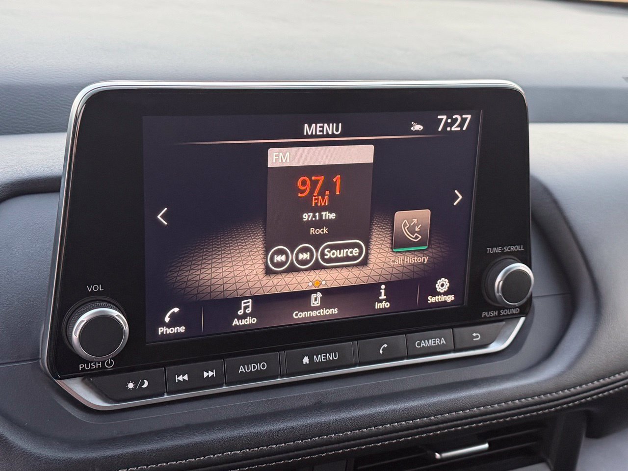 Certified 2025 Nissan Rogue SV FWD image 22