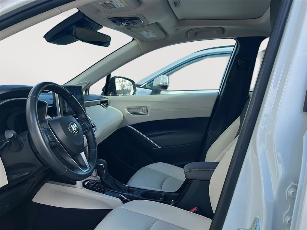 Used 2023 Toyota Corolla Cross XLE w/ Convenience Package image 2