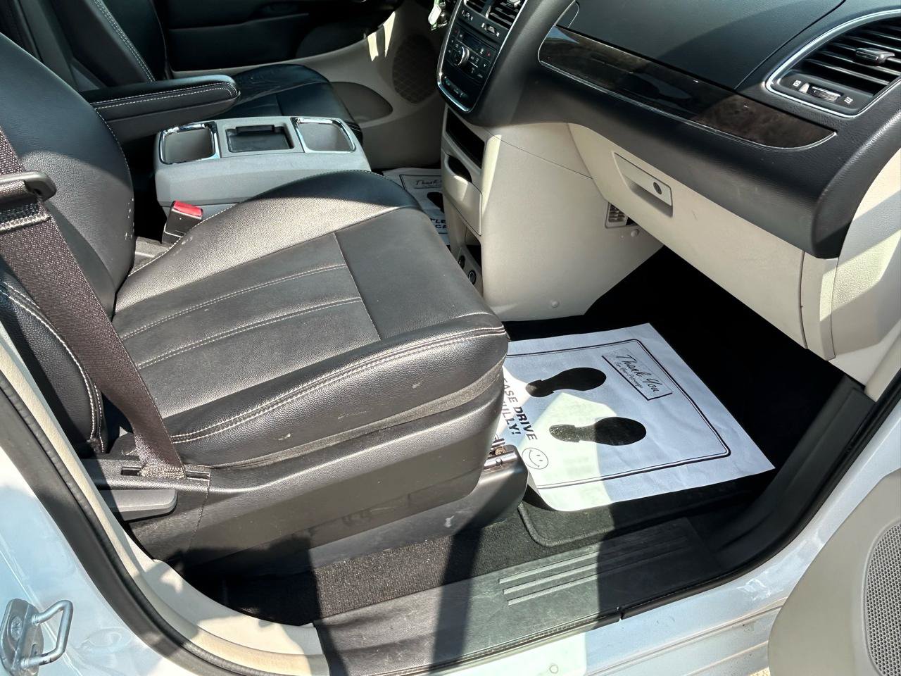 Used 2014 Chrysler Town & Country Touring FWD image 12