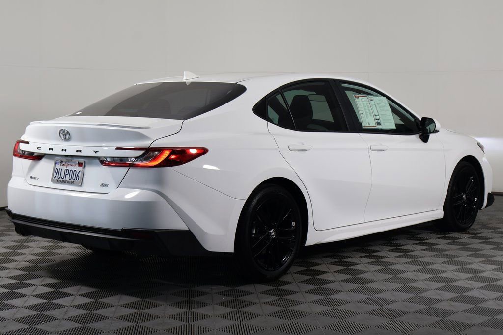 Used 2025 Toyota Camry SE image 4