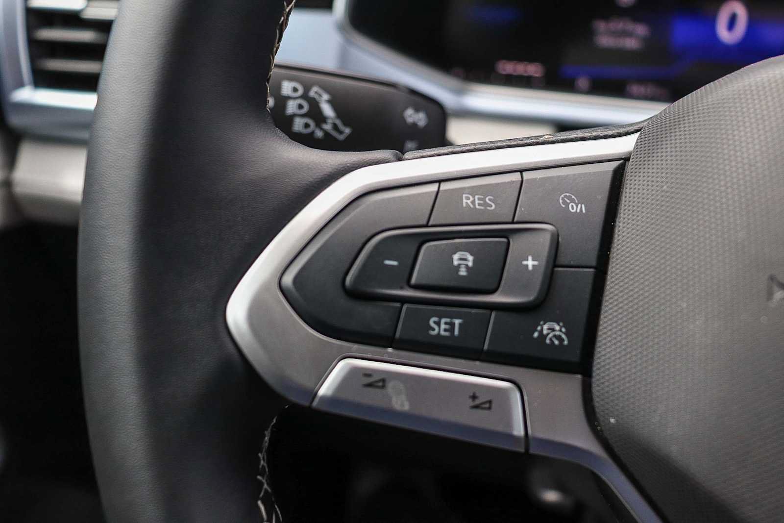 New 2025 Volkswagen Taos SE w/ Black Wheel Package FWD image 23