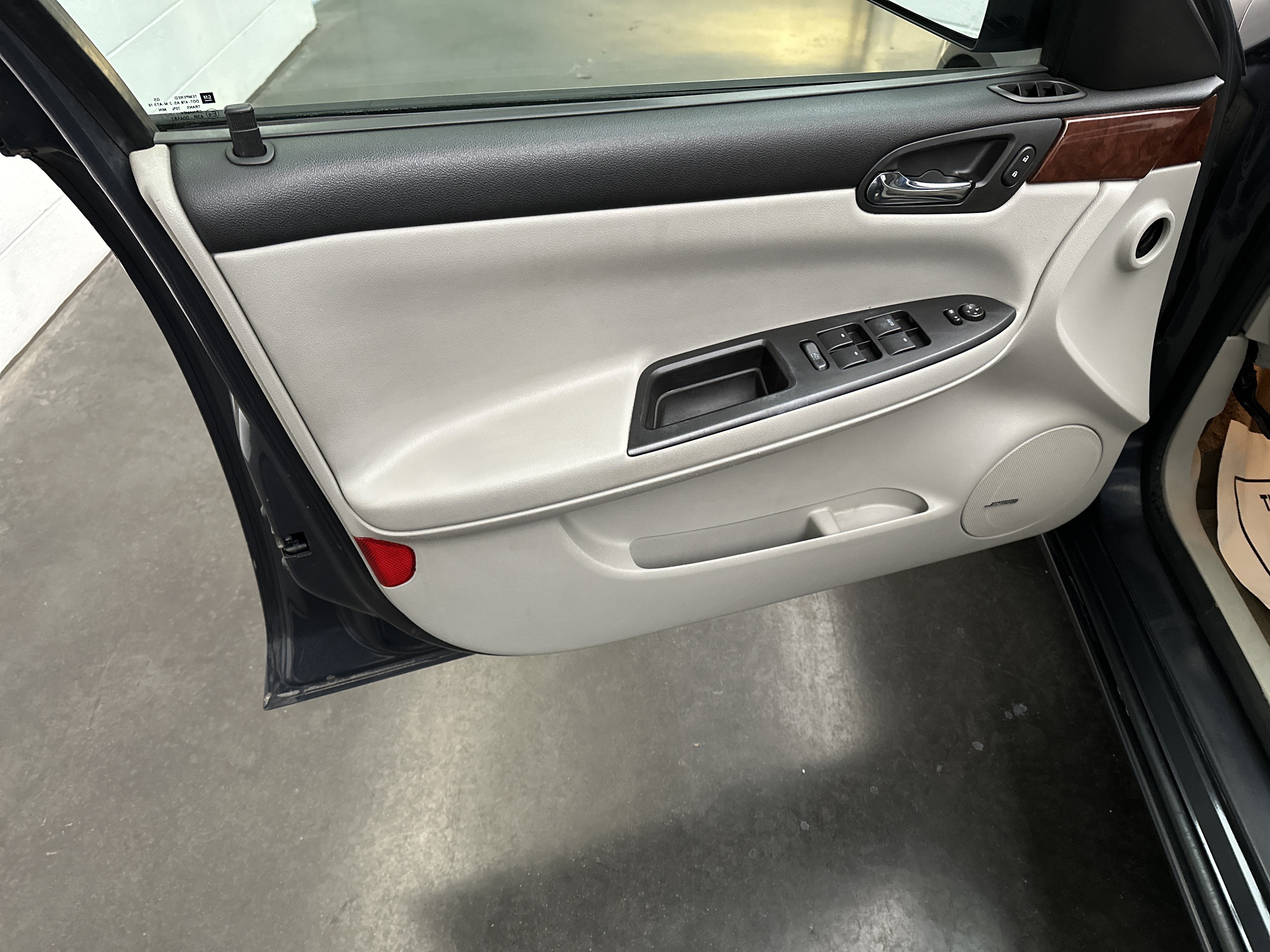 Used 2008 Chevrolet Impala LTZ FWD image 15