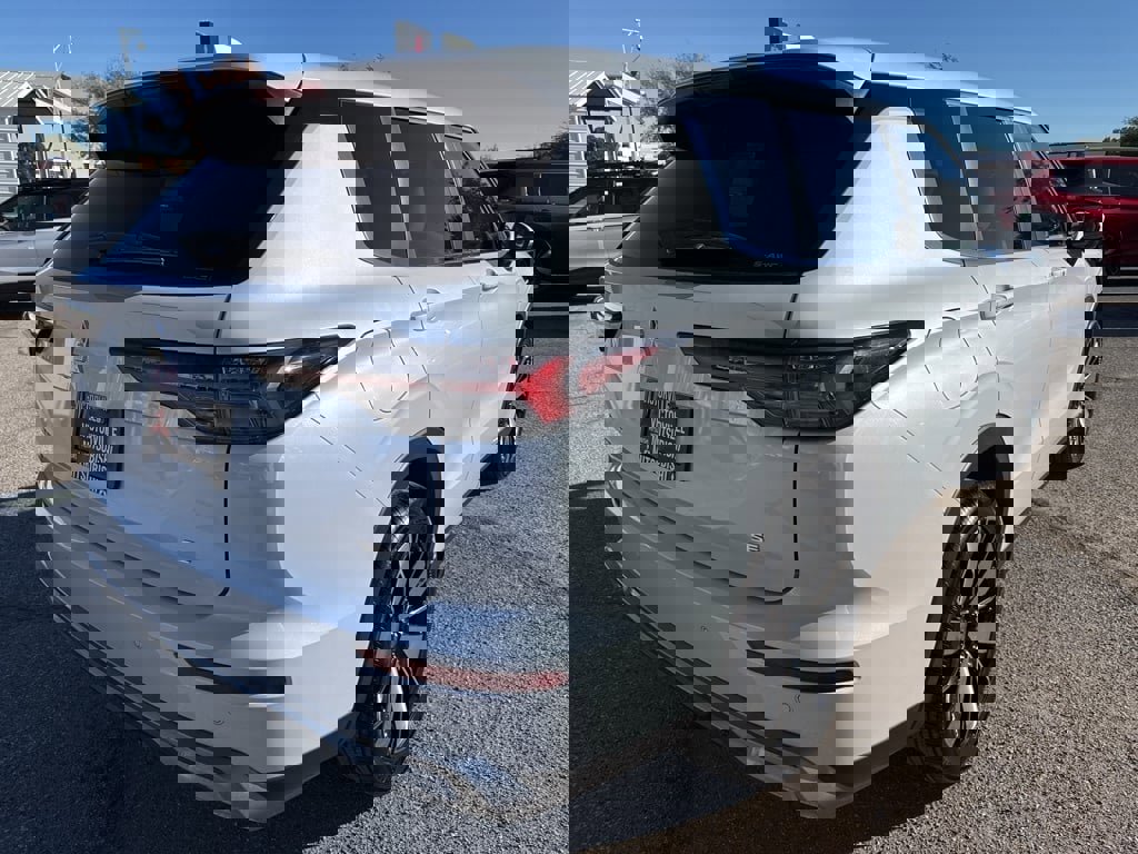 New 2025 Mitsubishi Outlander SE image 7